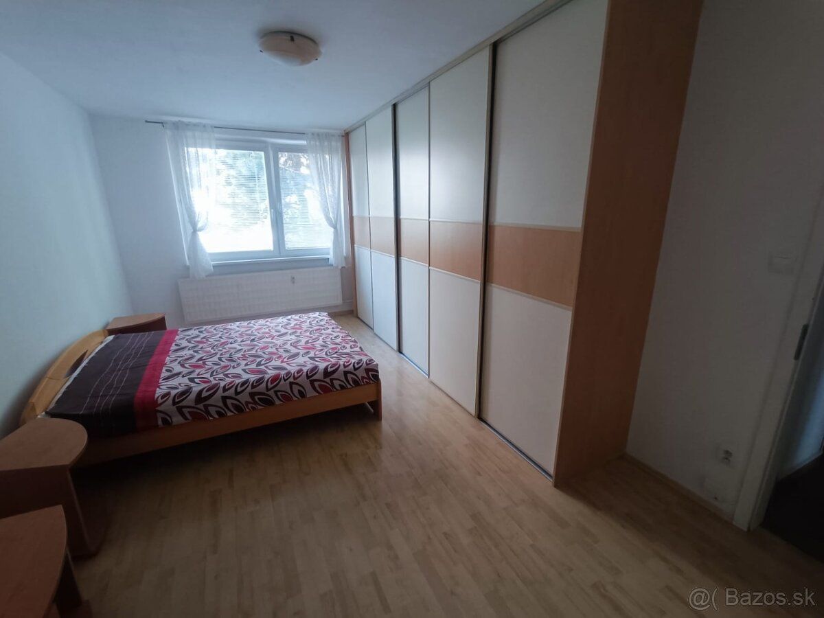 Oferujemy do wynajęcia dwupokojowe mieszkanie z balkonem w Nitrze miejskiej części Czerniań.