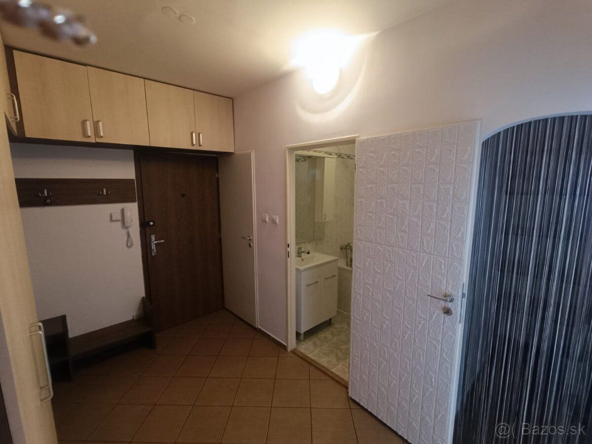 Oferujemy do wynajęcia dwupokojowe mieszkanie z balkonem w Nitrze miejskiej części Czerniań.