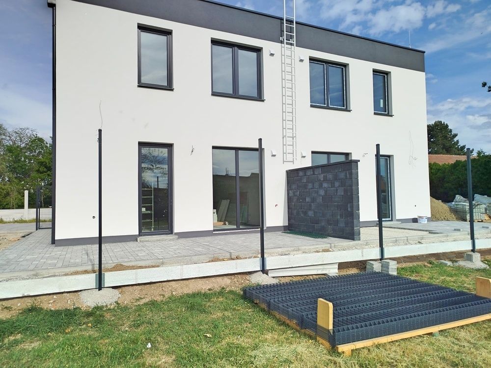 Prodáme novostavbu RD - dvoupodlažní 1/2 dvojdomku v obci Cho