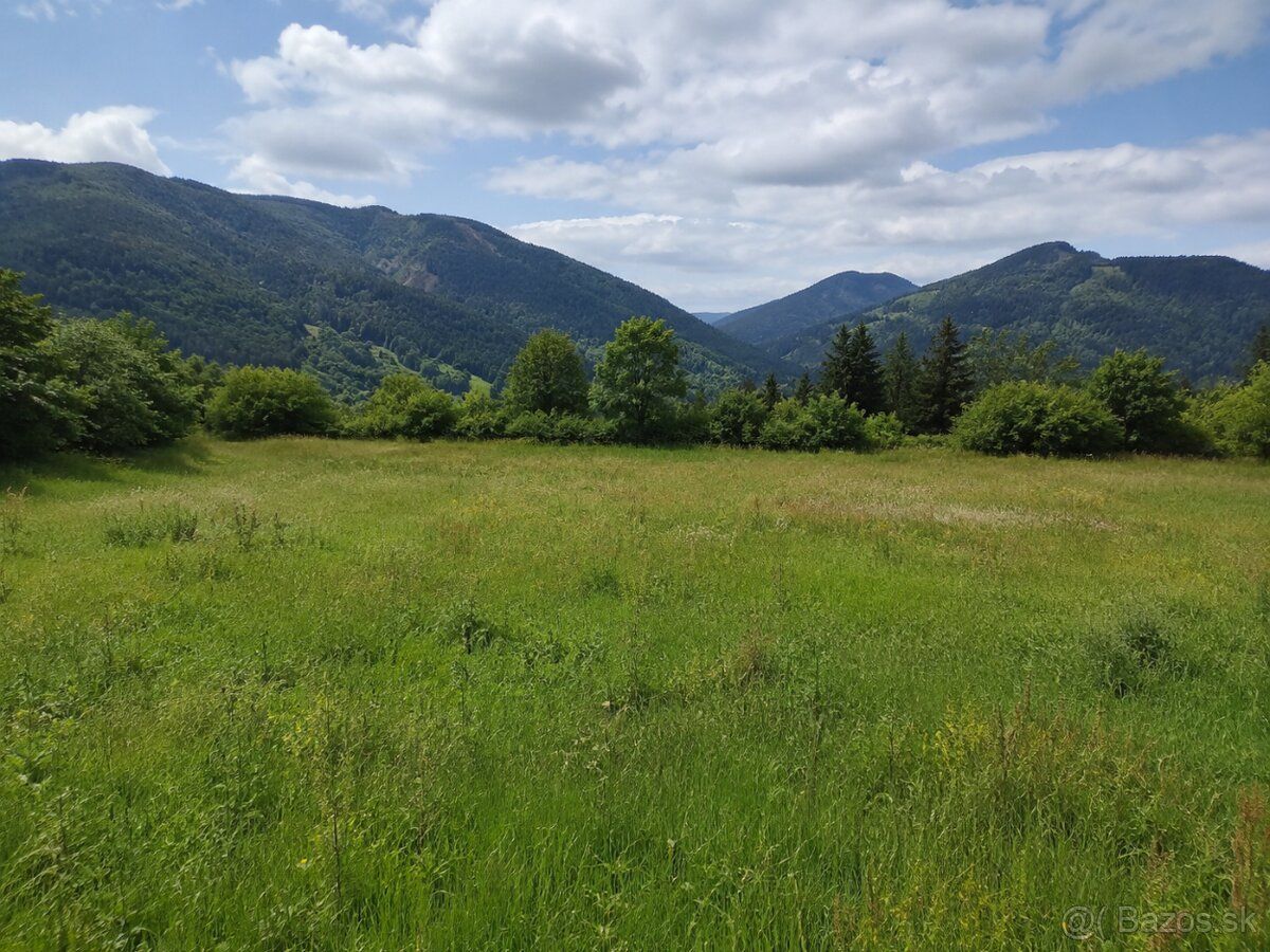Na prodej stavební pozemek o výměře 900 m², vhodný k výstavbě rodinného domu.