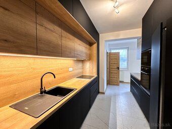 Szukasz przestronnego mieszkania w Trenczynie, które oferuje komfort rodzinnego domu i zalety miejskiego apartamentu?