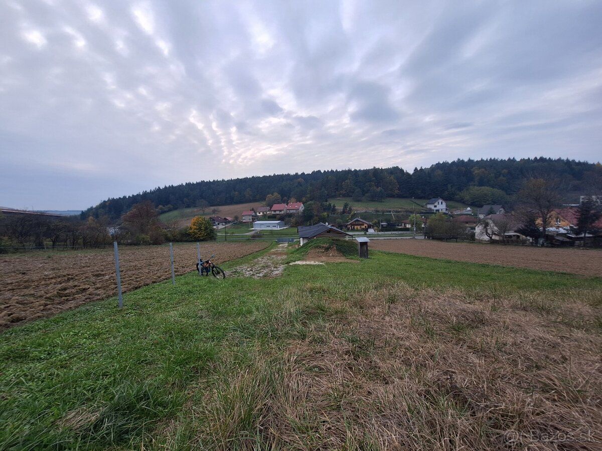 Nabízíme k prodeji stavební pozemek v obci Sverepec. Ten