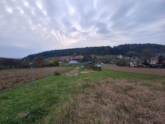 Nabízíme k prodeji stavební pozemek v obci Sverepec. Ten