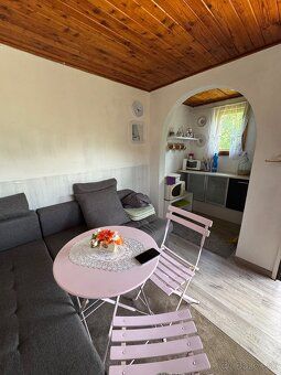 Chatka s výměrou 16 m² se nachází na pozemku o rozloze 2