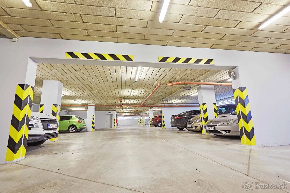We offer garage parking space in apartment house at Na