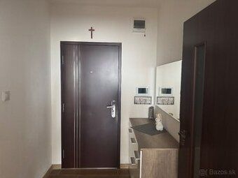Juraj Kolárik +421 918 938 737 e-mail:
V2 Real Estate ako vý