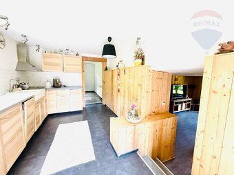 RE/MAX Joy offers for sale a 5-room recreational cottage