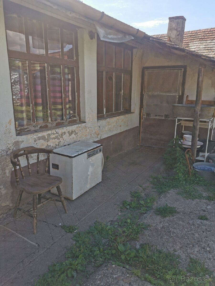 Ponúkame na predaj 4 izbový rodinný dom v obci Lontov. Dom p