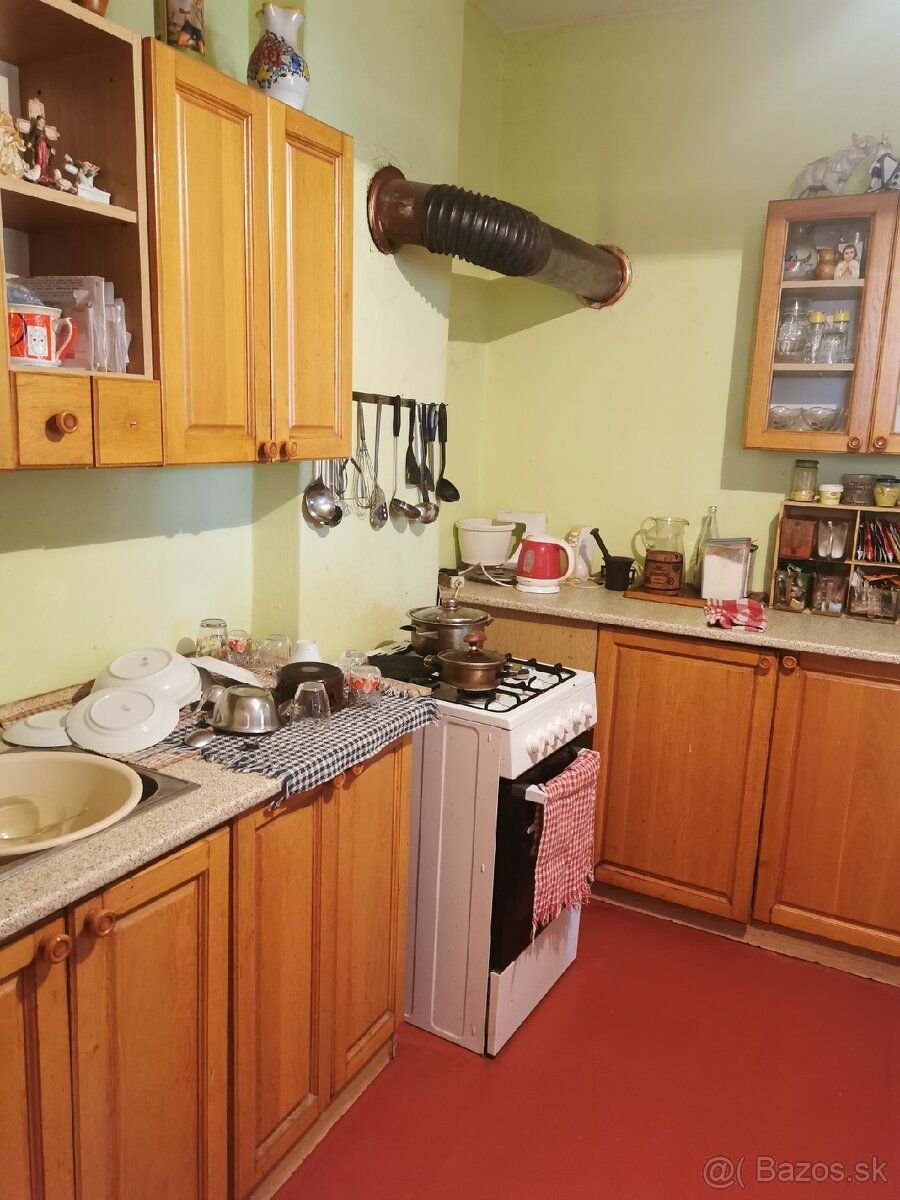 Ponúkame na predaj 4 izbový rodinný dom v obci Lontov. Dom p
