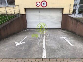 Garáž na Toryskej ul. ve Vrakuňi. Střední stání o ploše cca