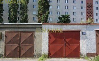Samostatná garáž na Varšavské ulici v Novém Městě. Garáž v