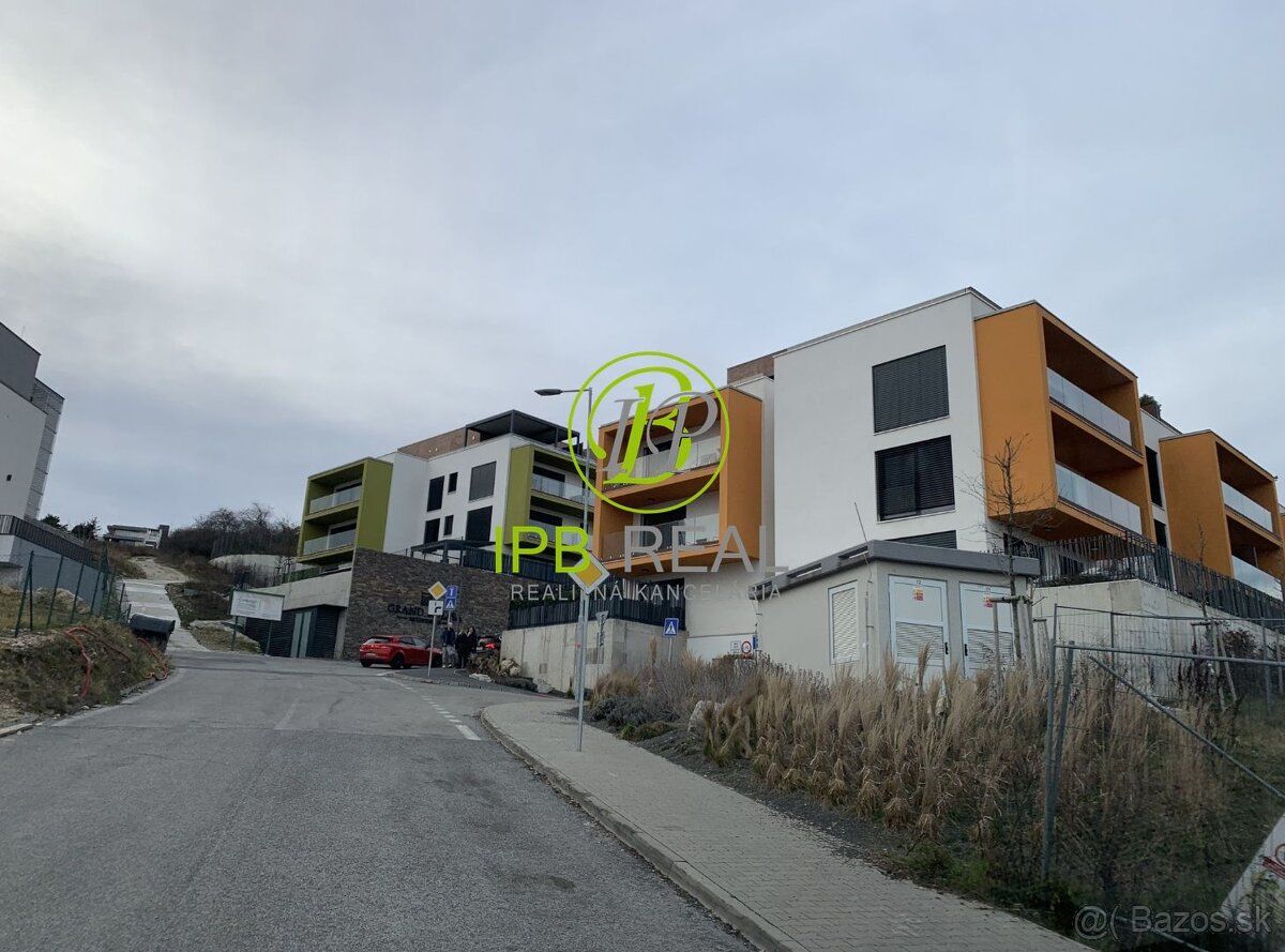 Garážové stání s sklepní kóji v projektu Grand Koliba na