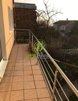 Przestronny trzykondygnacyjny dom jednorodzinny z garażem w
