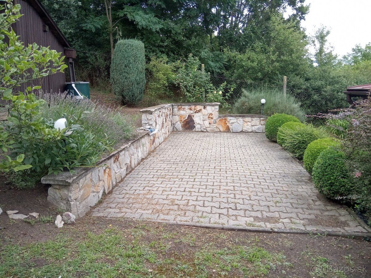Chata sa nachádza v peknom prostredí v oblasti Veľkého Krtíš