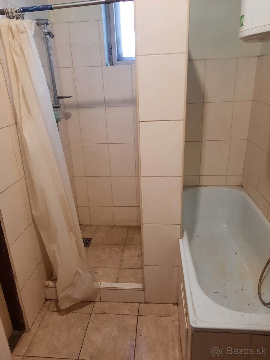 Oddam do wynajęcia starszy ceglany dom po remoncie w