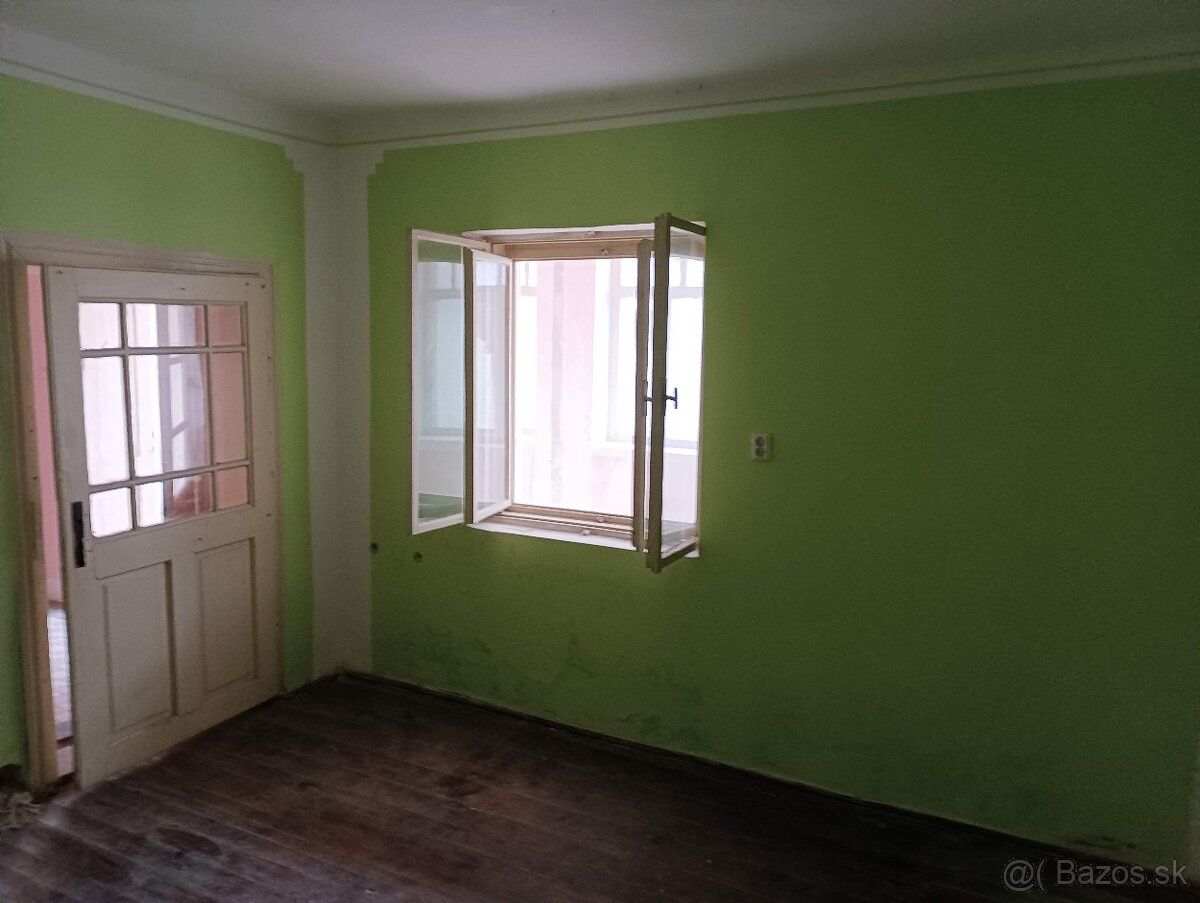 Mám k pronájmu starší dům s 3 pokoji ve ulici Okoličná na