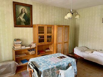 Dom jednorodzinny znajduje się w cichym zakątku