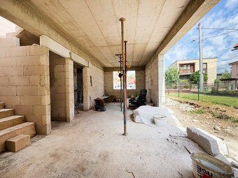 Продається на продаж будинок в стадії чорного каркасу