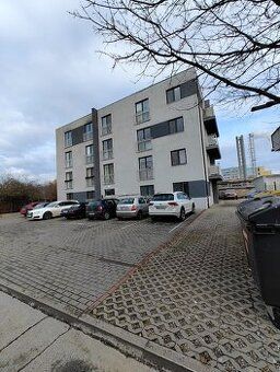 Prodej 1+1 bytu 37 m² ve zvýšeném přízemí sídliště Lúky u