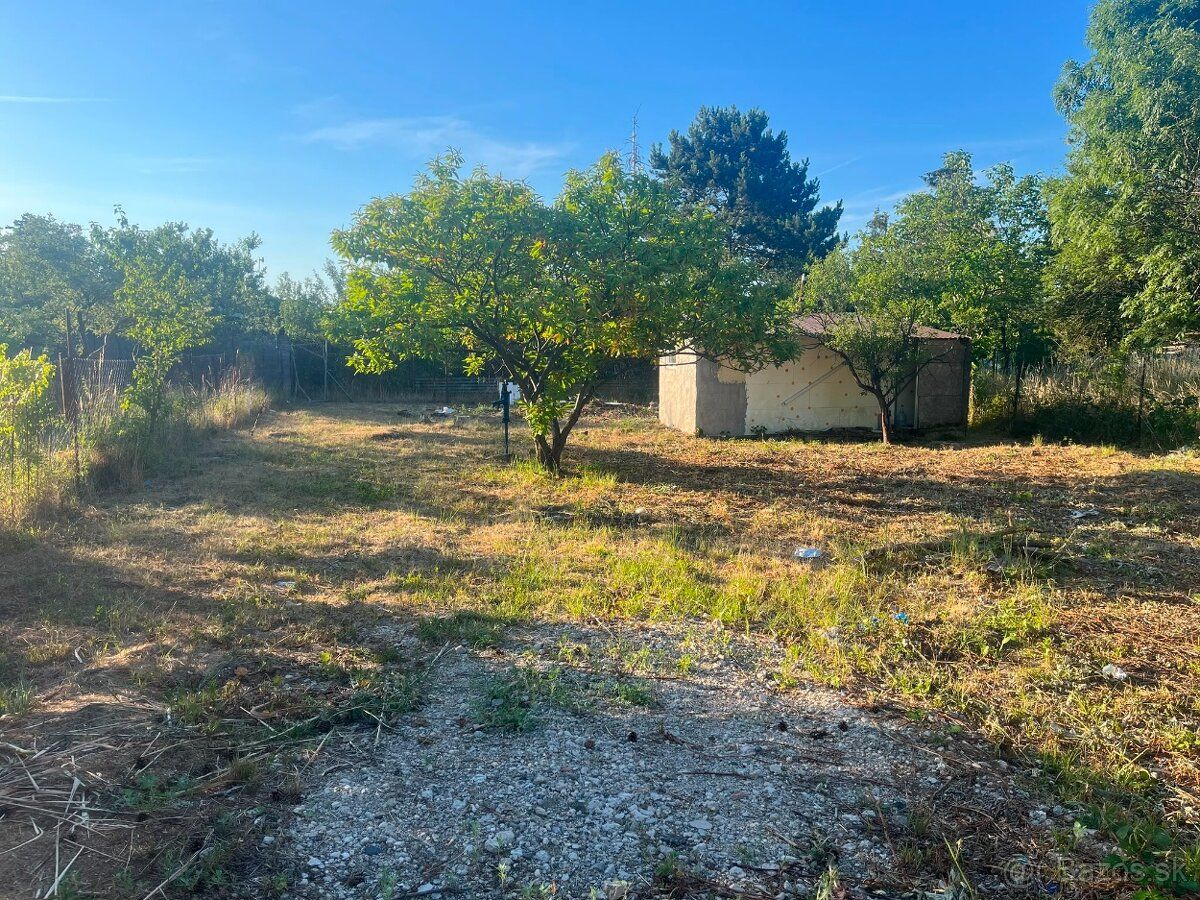 Predám záhradu na žabom majeri. Rozloha 420m2. Voda sezónna,