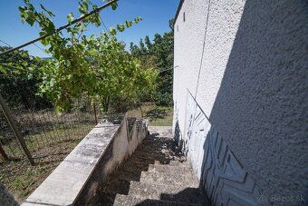 Oferuję na sprzedaż domek letniskowy z winnicą Znajduje się