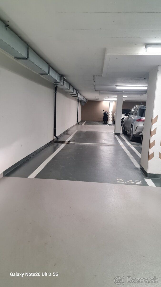 Nabízím k pronájmu parkovací stání v podzemní garáži v