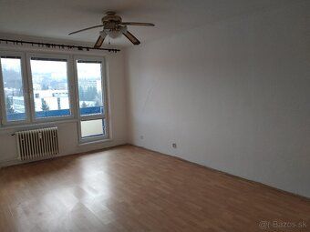 I am renting out a large 3 room apartment measuring 83 m²
