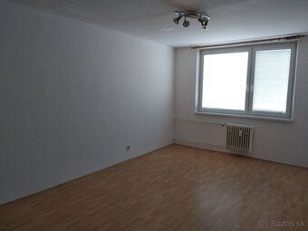 I am renting out a large 3 room apartment measuring 83 m²