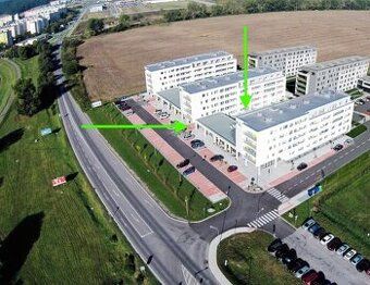Знайшо́к гара́ж на Золото́му Поті́чку, без електрики