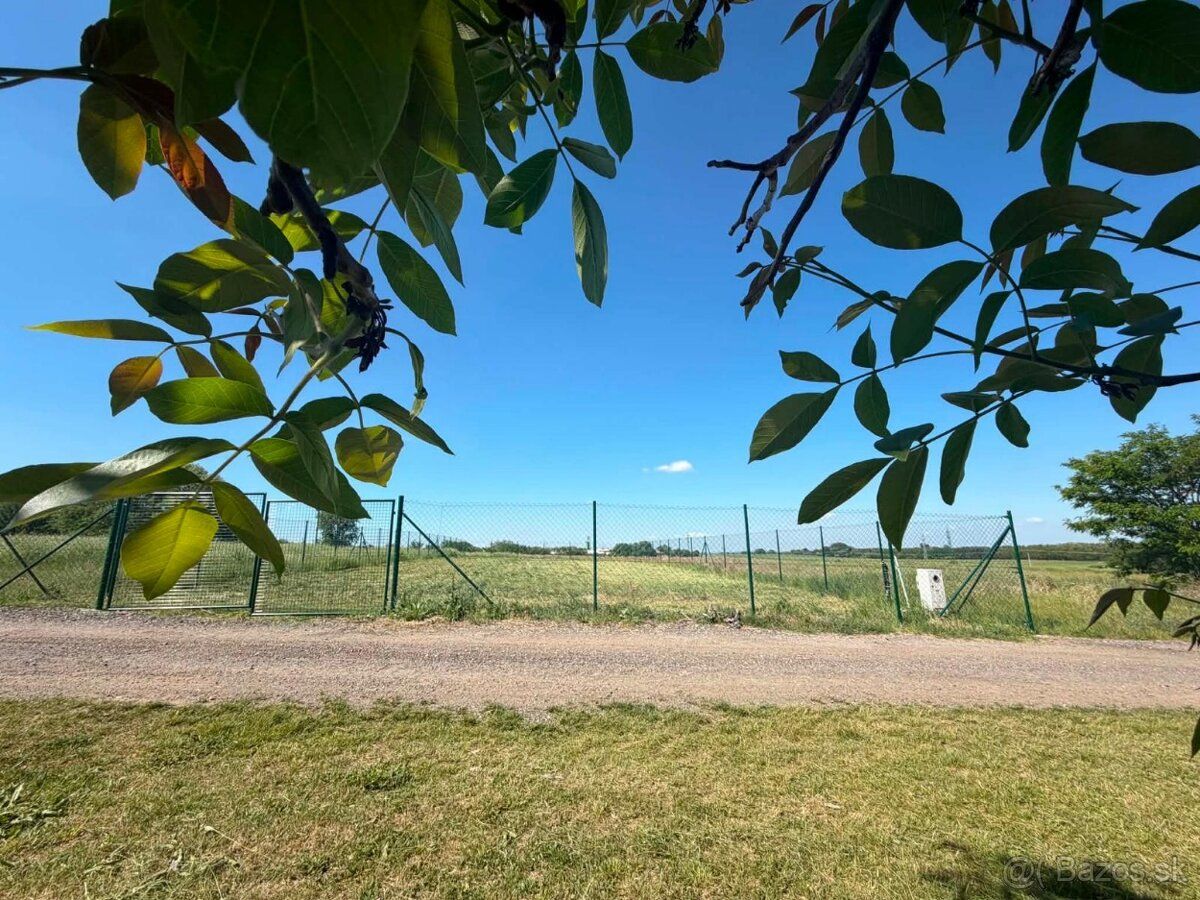Сонячний обгороджений земельний наділ для будівництва в