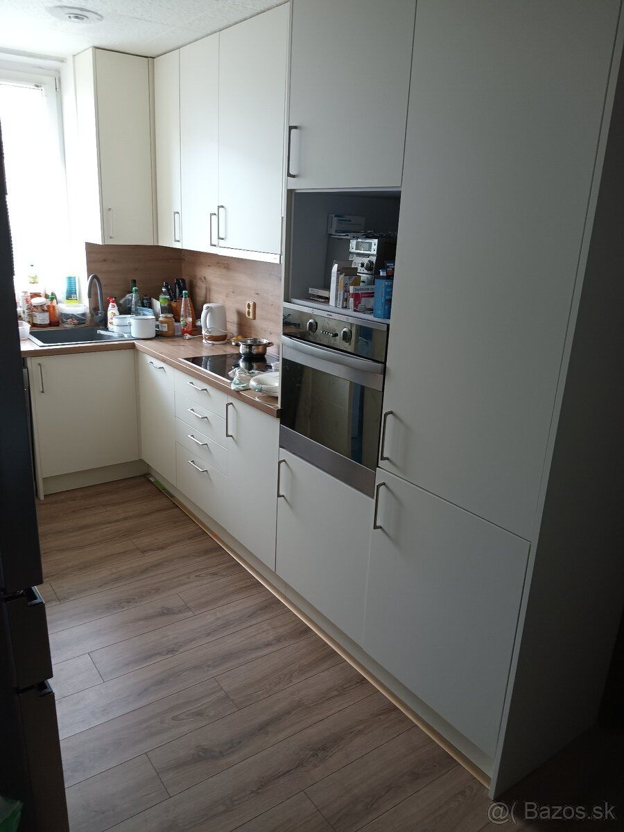 Продам 3 кімнатну квартиру з балконом на південному