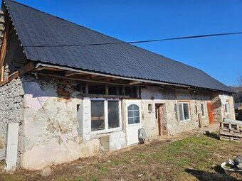 Predám murovanú chatu - prízemie: obývačka,kuchyňa,kumbal,po