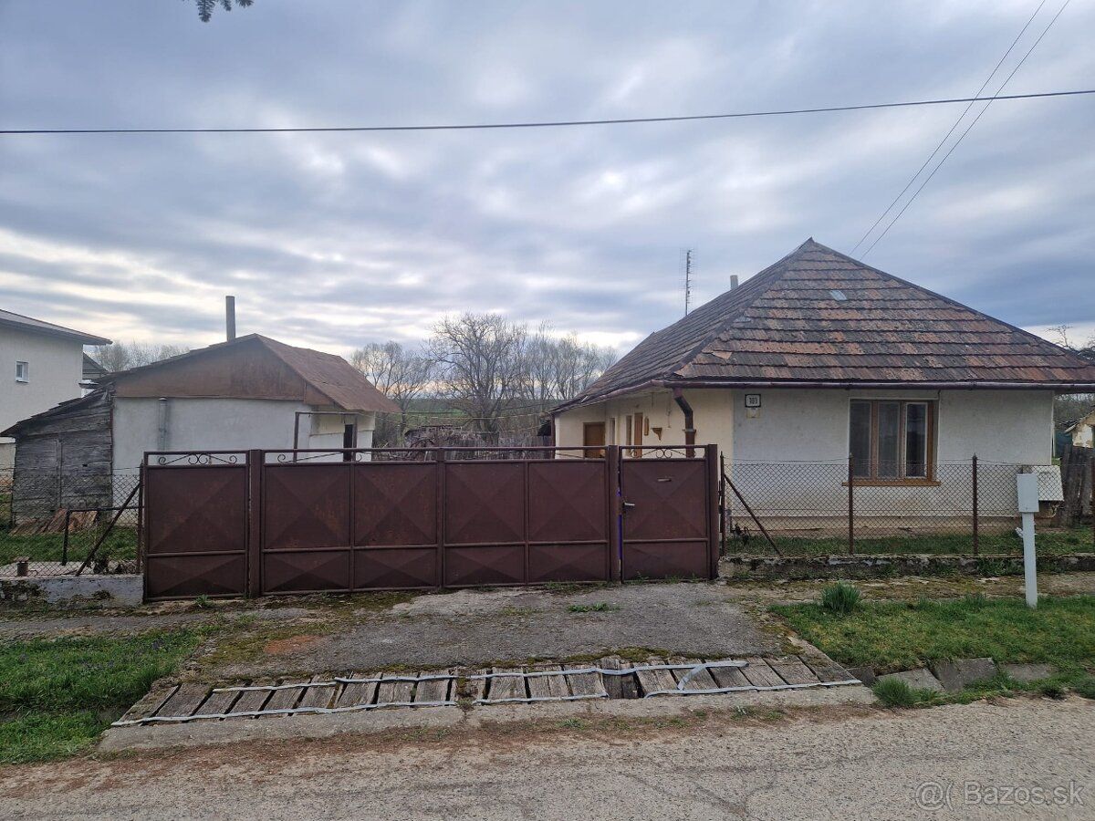 Predám 3 izbový dom v Kolte s veľkým pozemkom v tichej lokal
