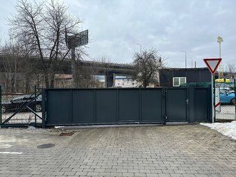 Розташований у закритому дворі в центрі Жилини з камерою