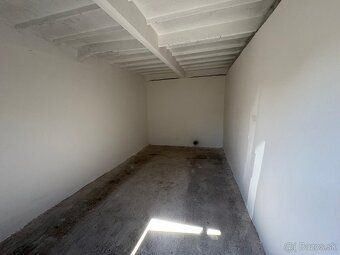 Predám garáž po kompletnej rekonštrukcii, 18 m². Nachádza sa