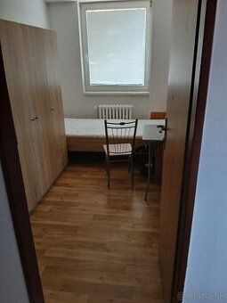 Nabízíme dvě parkovací místa, která se nám uvolnila k