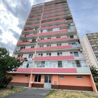Ponúkame na predaj svetlý a prakticky riešený 1-izbový byt v