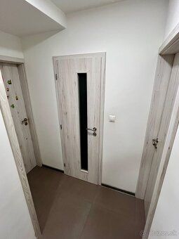 🌟 Luxusní velkoformátový 3i byt (90 m²) se šatnou po