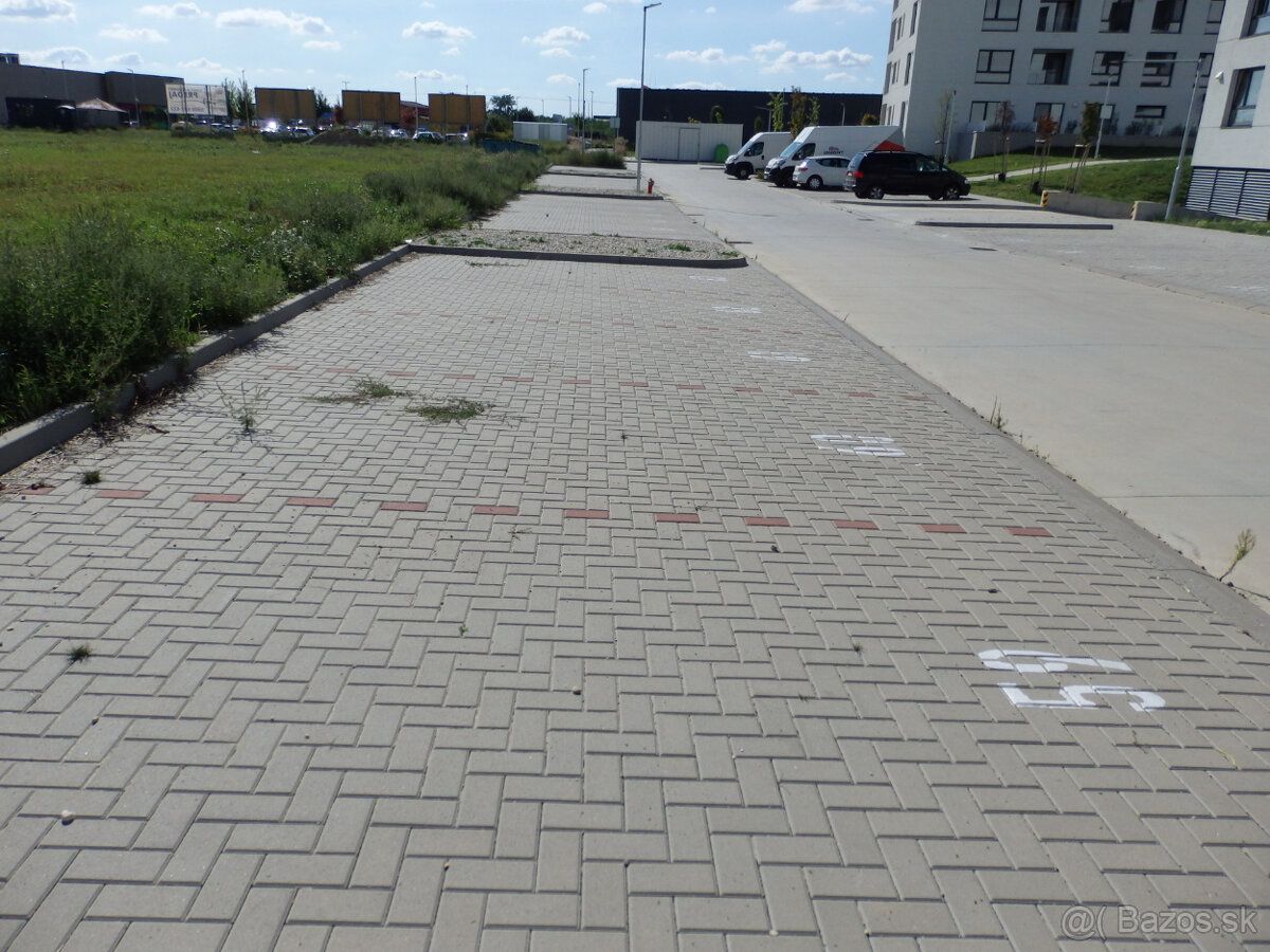 Nabízím dlouhodobý pronájem venkovních parkovacích míst v