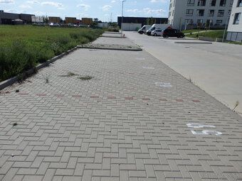 Nabízím dlouhodobý pronájem venkovních parkovacích míst v