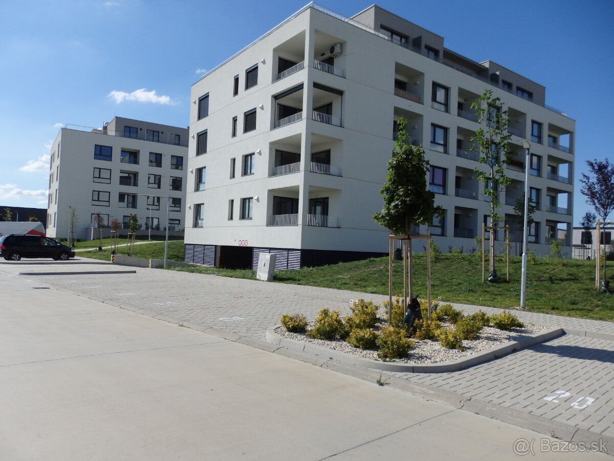 Nabízím dlouhodobý pronájem venkovních parkovacích míst v