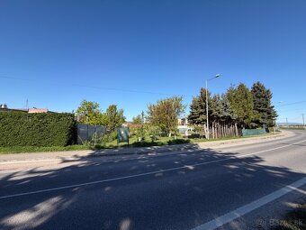 Nabízíme k prodeji slunnou a rovnou parcelu vhodnou pro