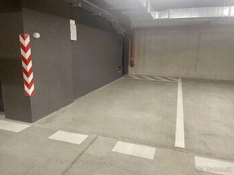 Pronajmeme kontejnerovou buňku se zastřešeným přístřeškem v