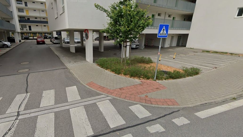 Nabízím k pronájmu parkovací místo číslo 38 na Odevné ulici
