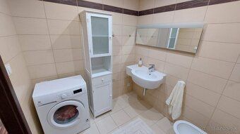Oferuję do wynajęcia bardzo ładny, całkowicie wyremontowany