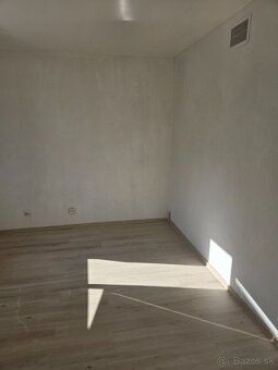Nabízím k pronájmu 3,5 pokojový byt s balkonem ve městě