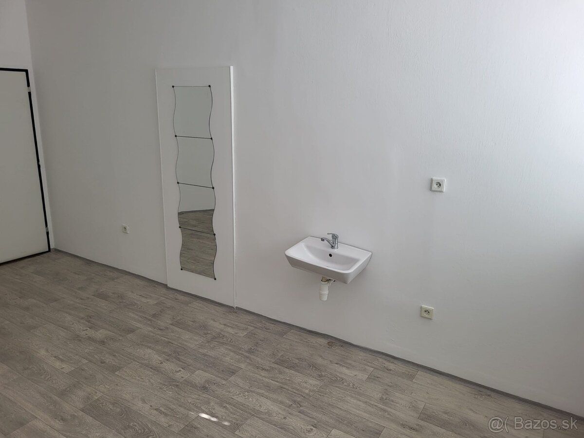 We offer office space in the center of Galanta city at 17