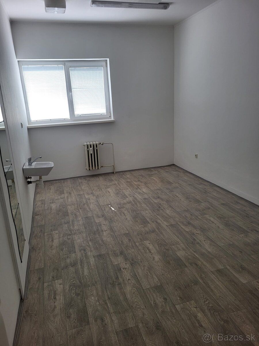 We offer office space in the center of Galanta city at 17