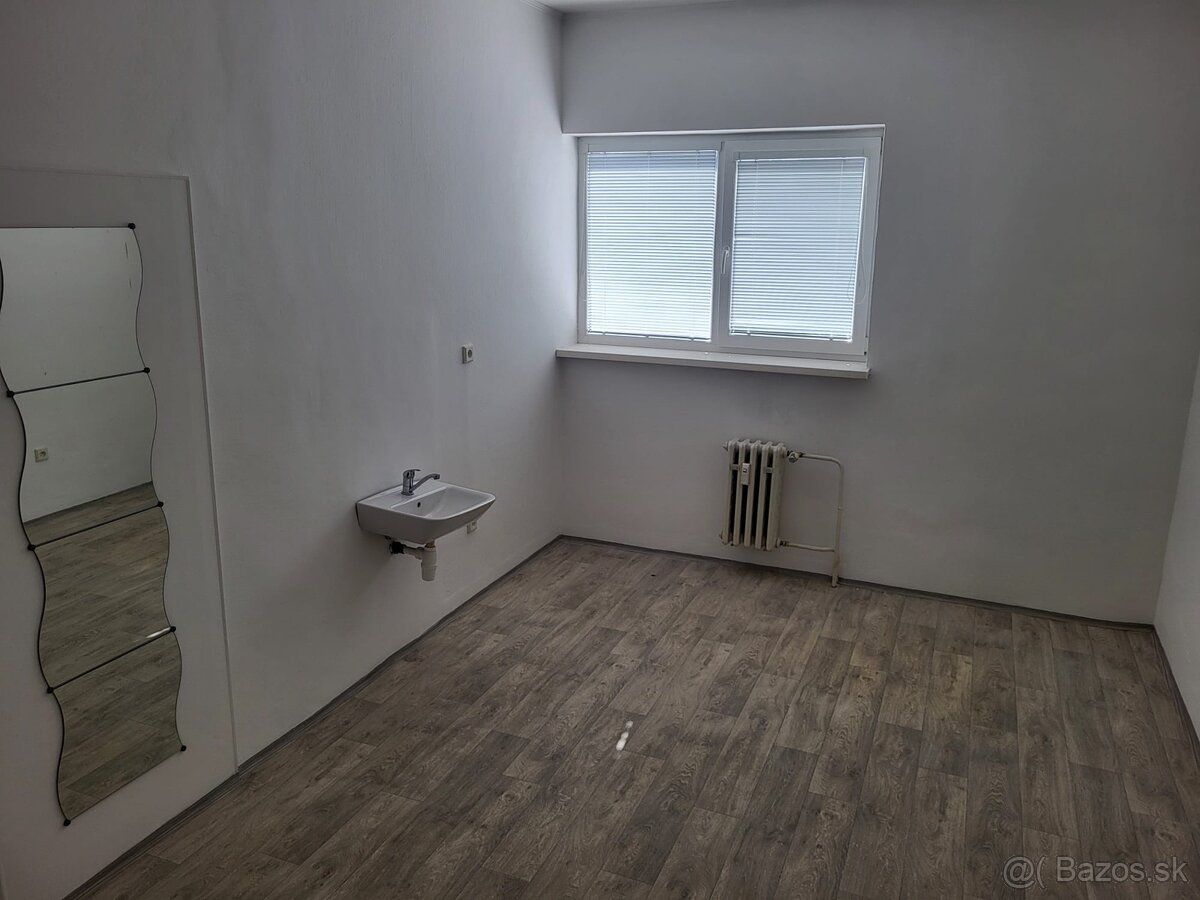 We offer office space in the center of Galanta city at 17
