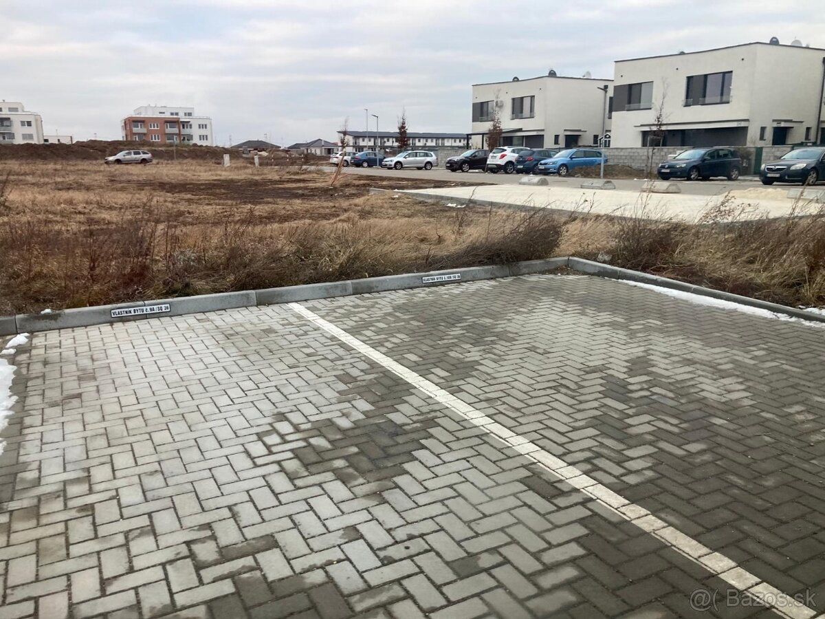 Здам в оренду найбільше зовнішнє паркувальне місце на розі